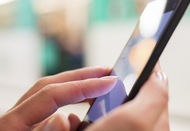 这是一张某人使用移动设备的照片