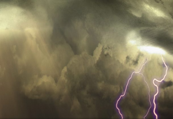 这是一张带有闪电的不祥天空的照片。