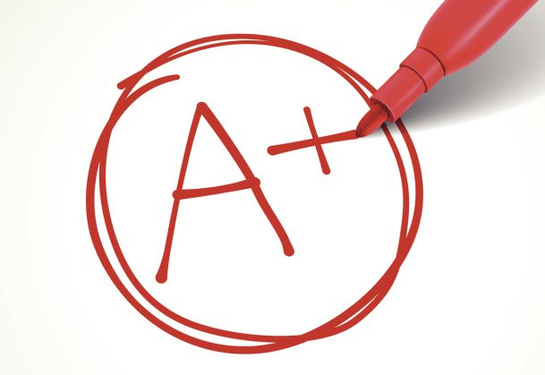 近距离观察加用红笔在纸上