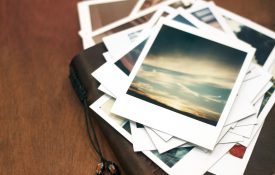 旧的宝丽来照片日落堆积的皮革杂志。