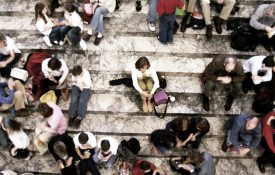 女人一个人坐在人群中间