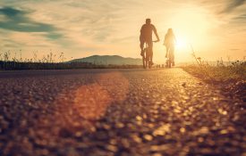 骑自行车的人在日落的路上