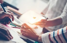 同事们在一个项目中一起工作