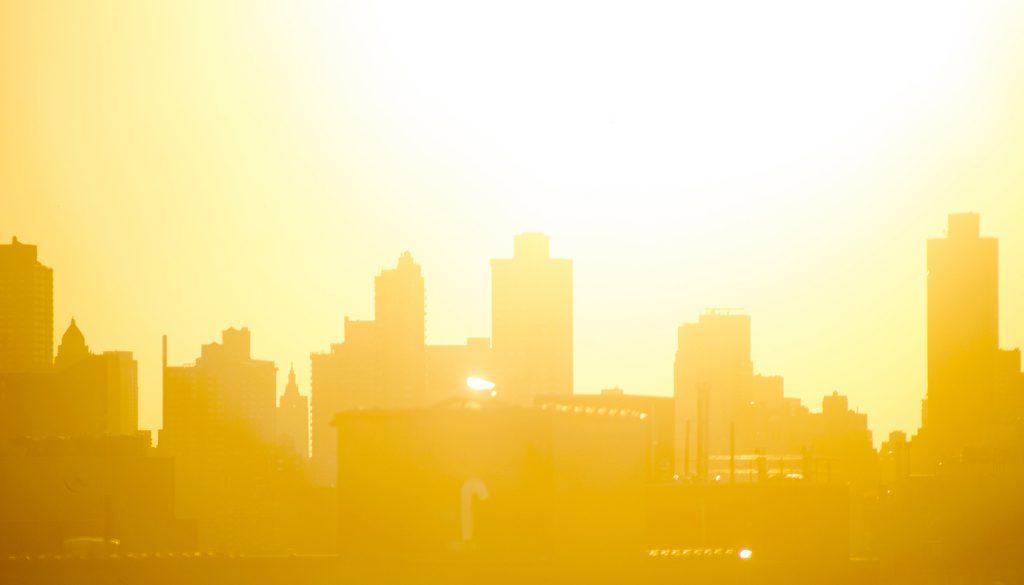 城市背景在明亮的早晨阳光