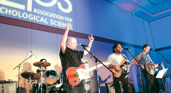 蓝调歌手戴尔·博伊尔领导的乐队在生动活泼的表现“翻转、失败和飞。”