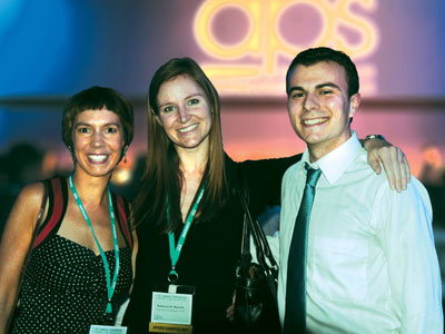 周围有微笑在APS的星期六晚上音乐会。