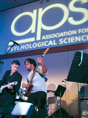 丹尼尔·j·列维京和维克多Wooten博得满堂喝彩的二重唱。