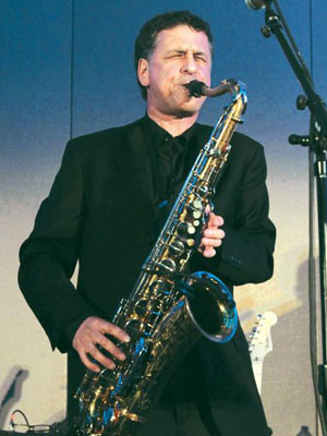 摇滚明星神经学家丹尼尔·j·列维京扮演他的心一群仰慕者。