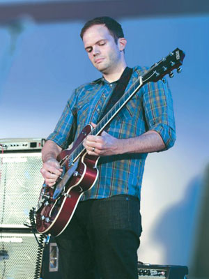 吉他手凯文Feyen的手指飞在“我反对法律。”