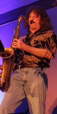 APS前任主席Robert w . Levenson打击观众哀号萨克斯独奏。