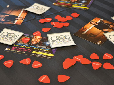 音乐会参加者有机会把音乐带回家吉他挑选APS和出版商。