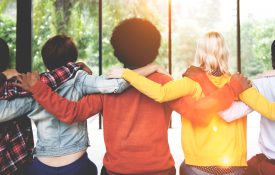 这是一张一群人手挽着手的照片。