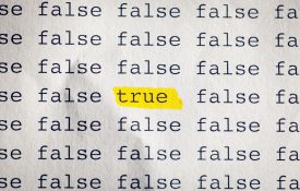 这是一张用黄色突出显示的单词“true”的照片。