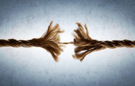 这是一张磨损绳子的照片