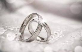 两枚银婚戒连在一起