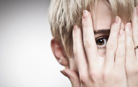 可怕的女人透过她的手指。