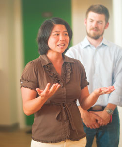 吟唱蒋教授跨学科课程融合心理学、政治科学、语言学。她的研究兴趣包括语言相对论和问卷设计。