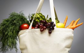 装着新鲜蔬菜的购物袋，特写