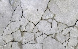 旧开裂的混凝土表面。