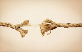 这是一根即将断裂的磨损绳子的照片。