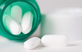 这是一张药片从药瓶里溢出来的照片