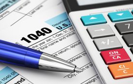 宏观视图的1040美国税表，计算器和圆珠笔