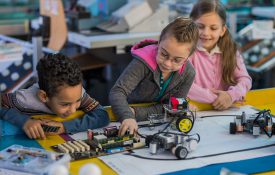 小孩子在主板和机器人实验室。