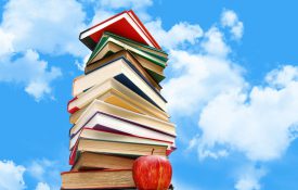 这是一张蓝天下一摞书的照片。