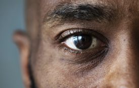一个男人眼睛的特写