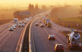 公路交通与汽车在日出