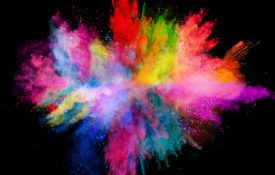 爆炸的彩色粉末,孤立在黑色背景