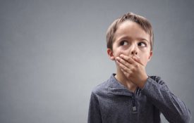 震惊和惊讶的男孩看着复制空间概念惊讶，惊讶，犯了一个错误，震惊和无语