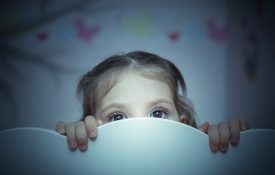 小女孩害怕影子