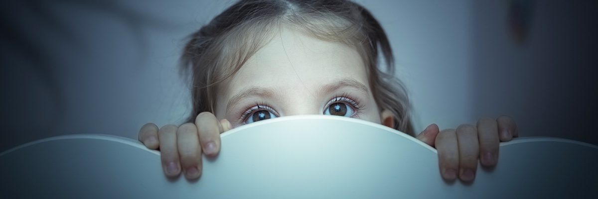 小女孩害怕的影子