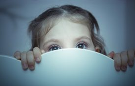 小女孩害怕的影子