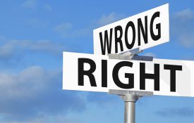 错误与正确的路牌