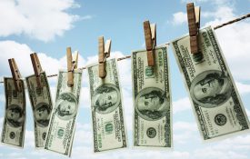 百元大钞挂在晾衣绳上