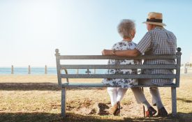 老夫妇在海边休息