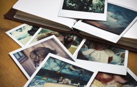 一堆旧照片和一本记录过去记忆的日记。