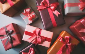 时尚包装的盒子与礼物特写。