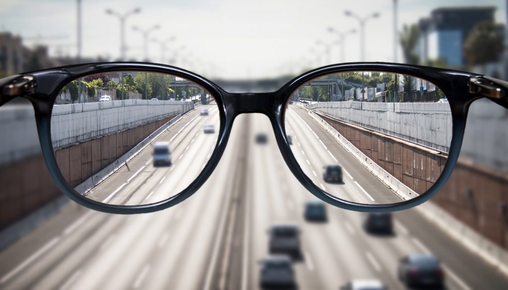 透过一副眼镜，可以清楚地看到来往车辆