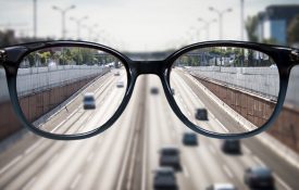 透过一副眼镜，可以清楚地看到来往车辆