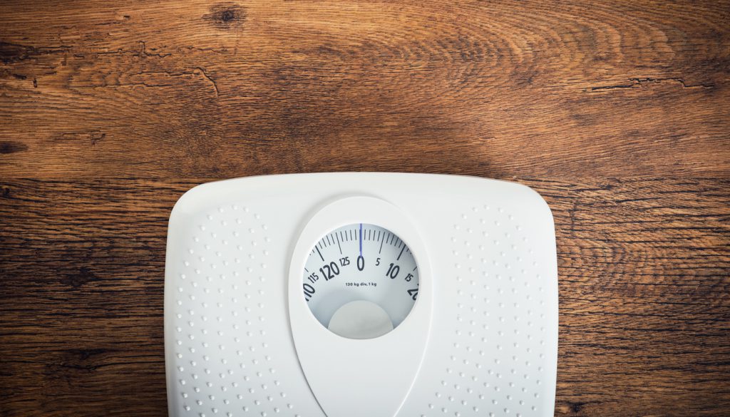 木制桌面上的白色鳞片