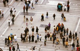 升高的人走在一个正方形