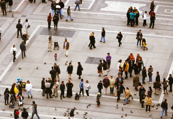 升高的人走在一个正方形