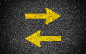 柏油路上的箭头标志