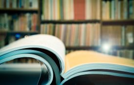 这是一个照片的一堆书籍和期刊在后台一个书架。18bet体育安卓下载