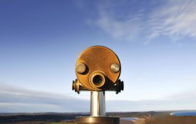 望远镜的背景是广阔开阔的景观