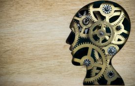 这是一个由生锈的金属齿轮制成的人类头部轮廓模型的插图