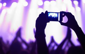 这是一张有人用手机拍下乐队表演的照片